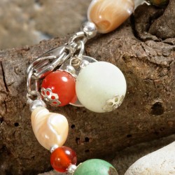 Armband Wald und Meer, Nahaufnahme Verschluß mit Anhänger, Perlmutt, Zitronenchrysopras, Carneol