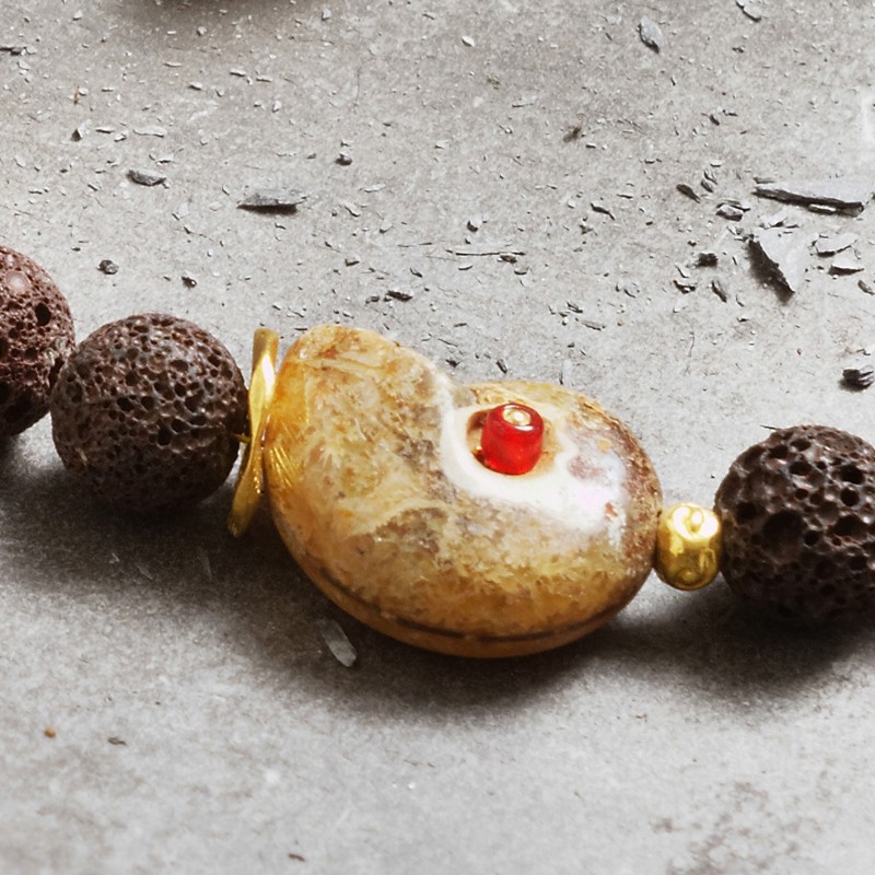 Schmuck-Set Ammonit, Nahaufnahme der Halskette mit versteinertem Ammonit, Lava-, Glas- und Metallperlen