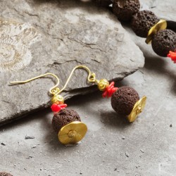 Schmuck-Set Ammonit, Nahaufnahme der Ohrringe aus Lava- und Korallenperlen