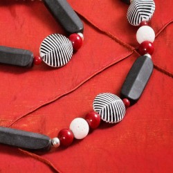 Schmuck-Set Hai Ku, Detailansicht von Halskette und Armband rechts