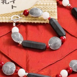 Schmuck-Set Hai Ku, Nahaufnahme vom Armband aus Korallen-, Onyx- und Zebramuschel-Perlen