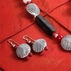 Schmuck-Set Hai Ku, Nahaufnahme der Ohrringe aus Zebramuschel- und Korallenperlen