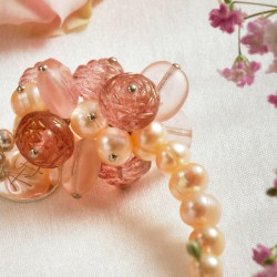 Armband Contessa, Nahaufnahme der Glasröschen, Glasovale und Zuchtperlen rechts