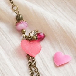 Longkette Schlüssel zum Herzen, Nahaufnahme Metallanhänger, Kunststoff- und Glasperlen rechts