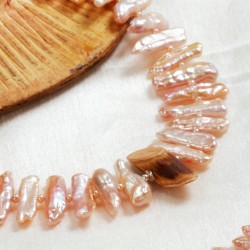 Schmuck-Set Harmonie, Nahaufnahme vom Banghaw-Ästchen und den Zuchtperlen im Vorteil der Kette