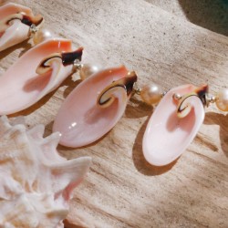 Halskette Kele'a matale'a, Nahaufnahme der Zuchtperlen und Strawberry Conch-Muschelperlen links