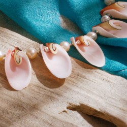 Halskette Kele'a matale'a, Nahaufnahme der Zuchtperlen und Strawberry Conch-Muschelperlen vorn