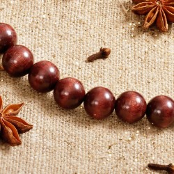 Halskette Muskatnuß, Detailansicht der Holzperlen links