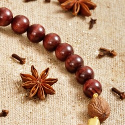 Halskette Muskatnuß, Detailansicht der Holzperlen rechts