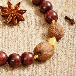 Halskette Muskatnuß, echte Muskatnüsse und vergoldeter Keramikwürfel als Blickfang der Holzperlenkette