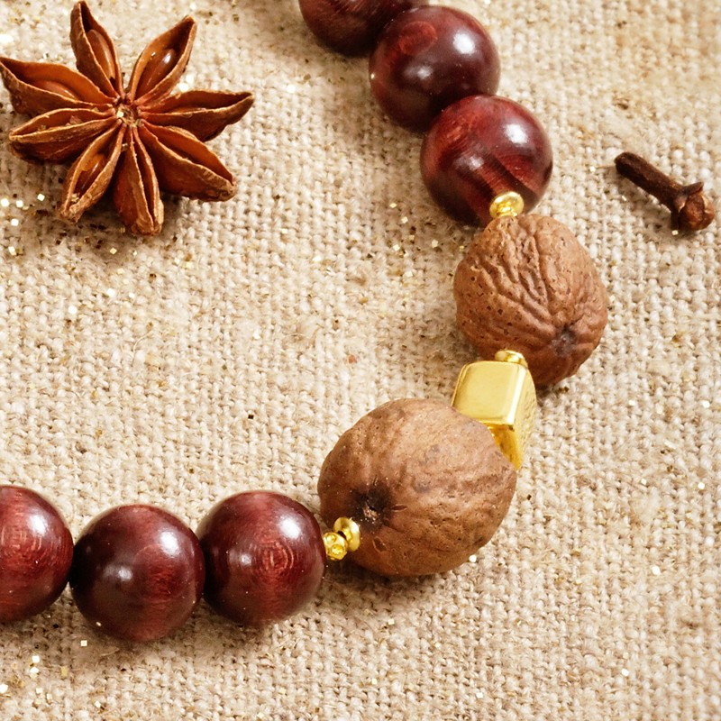 Halskette Muskatnuß, echte Muskatnüsse und vergoldeter Keramikwürfel als Blickfang der Holzperlenkette