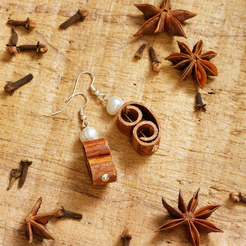 Ohrringe Perlen & Zimt, aus Zimtrinde und Zuchtperlen, Gesamtansicht