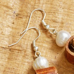 Ohrringe Perlen & Zimt, Detailansicht der Zuchtperlen und Ohrhaken