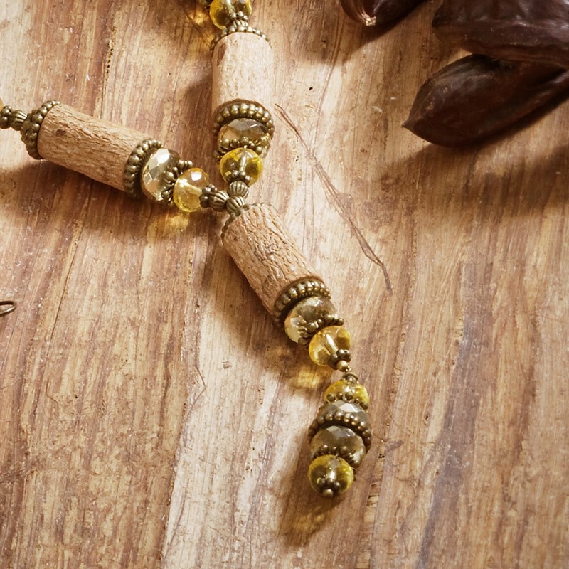Schmuck-Set Tamarinde, Nahaufnahme des Kettenanhängers aus Tamarindenholz, Glas- und Metallperlen