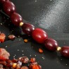 Halskette Amber, Detailansicht der rötlich-braunen Harzperlen links
