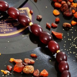 Halskette Amber, Detailansicht der rötlich-braunen Harzperlen rechts