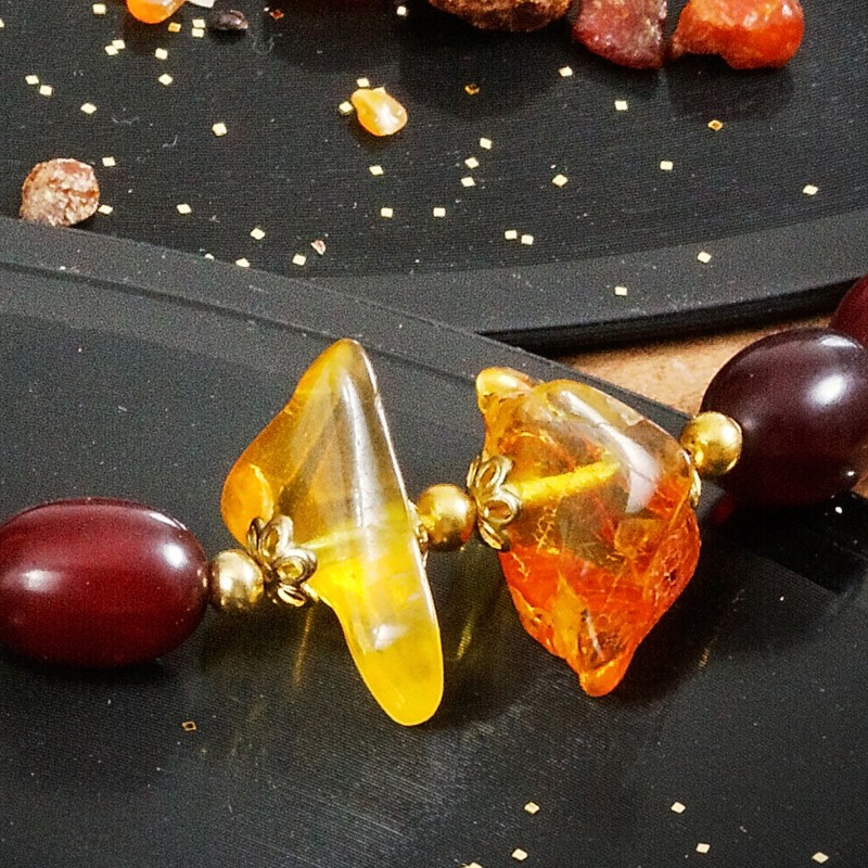 Halskette Amber, Nahaufnahme der glänzend polierten Brocken aus baltischem Bernstein