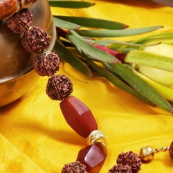 Maharashtra, Detailansicht der Rudraksha- und Harzperlen in der Halskette rechts