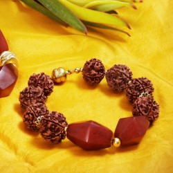 Maharashtra, Nahaufnahme vom Armband aus Rudraksha- und Harzperlen