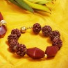 Maharashtra, Nahaufnahme vom Armband aus Rudraksha- und Harzperlen