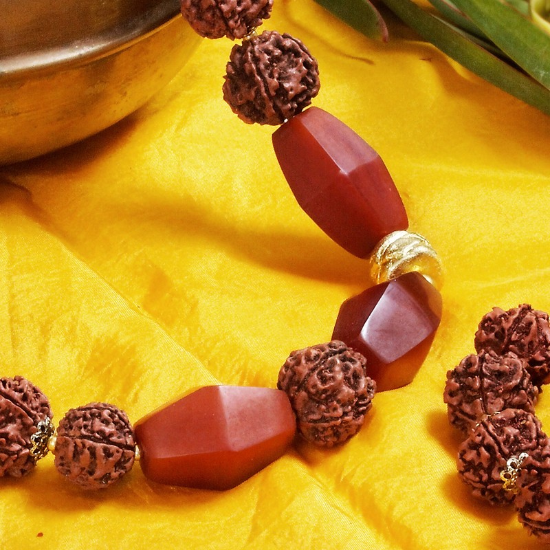 Maharashtra, Detailansicht der indonesischen Harzperlen im Vorderteil der Halskette