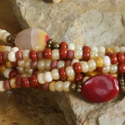 Mookait, Nahaufnahme der Mookait-Ovale und mookaitfarbenen Rocailles