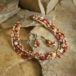 Mookait, Gesamtansicht von Halskette und Ohrringen aus Mookait und Rocailles