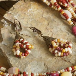 Mookait, Nahaufnahme der Ohrringe aus mookaitfarbenen Rocailles