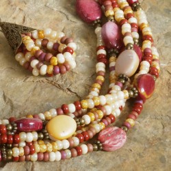 Mookait, Nahaufnahme vom Vorderteil der Halskette und eines Ohrrings