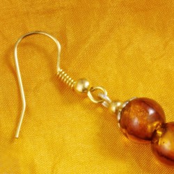 Nidhi, Nahaufnahme eines vergoldeten Ohrhakens