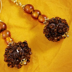 Nidhi, Detailansicht der mit Rocailles und Pailletten bestickten Stoffperlen