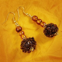 Nidhi, Ohrringe aus bestickten Stoffperlen und braun-transparenten Silverfoil-Perlen, Gesamtansicht