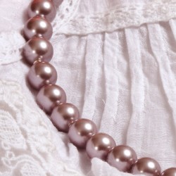 Halskette Estelle, Detailansicht der Muschelkernperlen links