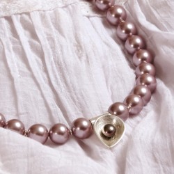 Halskette Estelle, Detailansicht des Anhängers im Vorderteil der Kette aus Muschelkernperlen