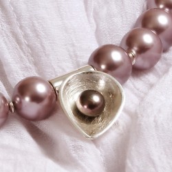 Halskette Estelle, Nahaufnahme vom perlenbesetzten Sterlingsilber-Anhänger