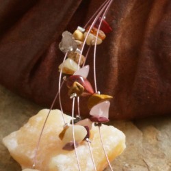 Halskette Steinreich aus verschiedenen Edelsteinsplittern, Detailansicht links