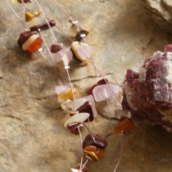 Halskette Steinreich aus verschiedenen Edelsteinsplittern, Detailansicht rechts