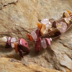 Halskette Steinreich aus verschiedenen Edelsteinsplittern, Nahaufnahme vorn