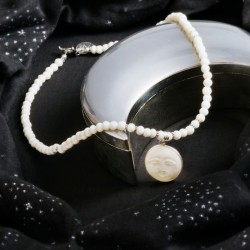 Halskette Mondgesicht aus Knochenperlen mit geschnitztem Knochenhänger, Gesamtansicht