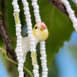 Halskette Little Birds Nahaufnahme Rocailles und Kunststoff-Vögelchen links