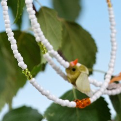 Halskette Little Birds aus Rocailles und Kunststoff-Vögelchen, Detailansicht vorn