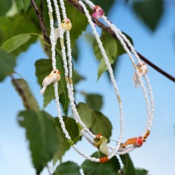 Halskette Little Birds aus Rocailles und Kunststoff-Vögelchen, Gesamtansicht