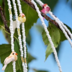 Halskette Little Birds aus Rocailles und Kunststoff-Vögelchen