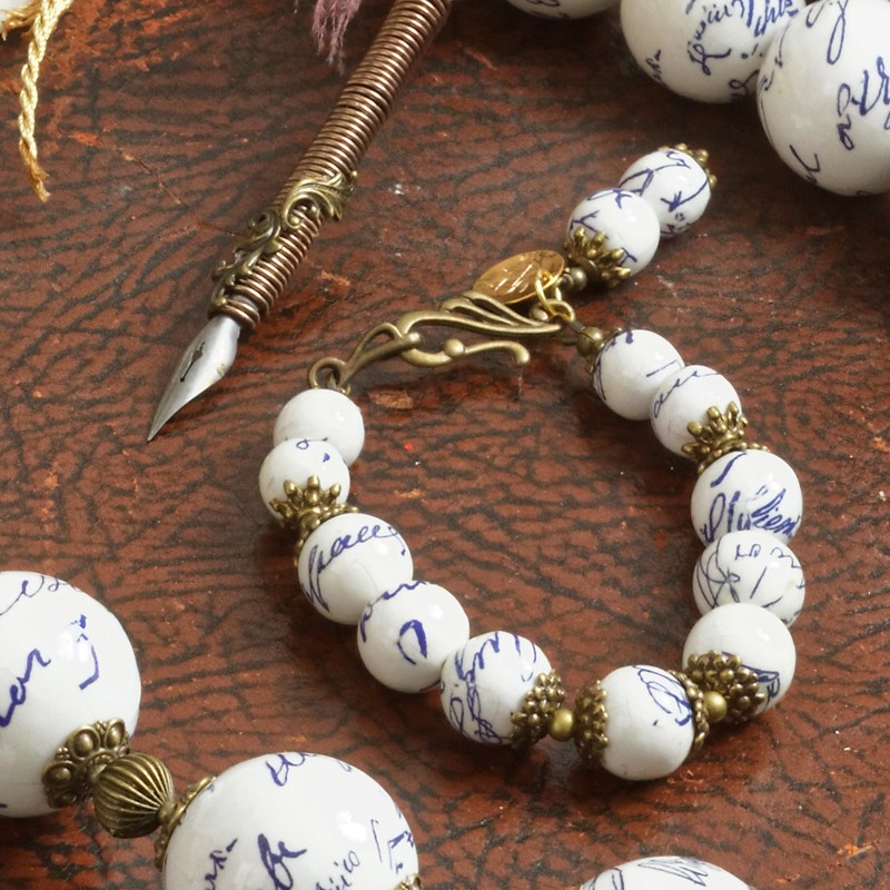 Schmuck-Set Signatura aus mit Papier kaschierten Perlen, Nahaufnahme vom Armband