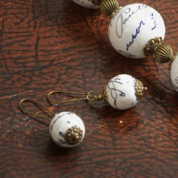 Schmuck-Set Signatura aus mit Papier kaschierten Perlen, Nahaufnahme der Ohrringe