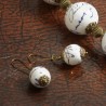 Schmuck-Set Signatura aus mit Papier kaschierten Perlen, Nahaufnahme der Ohrringe