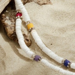 Halskette Takutea, Nahaufnahme der Muschelscheiben und der bunten Schaumkoralle-Rondelle links