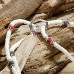 Halskette Takutea aus Muschelscheiben und bunten Schaumkoralle-Rondellen, Nahaufnahme vom Clip zum Verkürzen der Kette