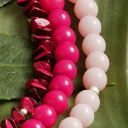 Halskette Buri, Detailansicht der Burisamen-Perlen und Metallelemente rechts