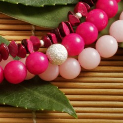 Halskette Buri, Nahaufnahme der Burisamen-Perlen und Metallelemente vorn